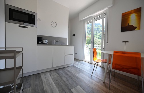 Malcesine Apartamento | CASA TONELLI YELLOW APARTMENT SECOND FLOOR MALCESINE LAKE GARDA