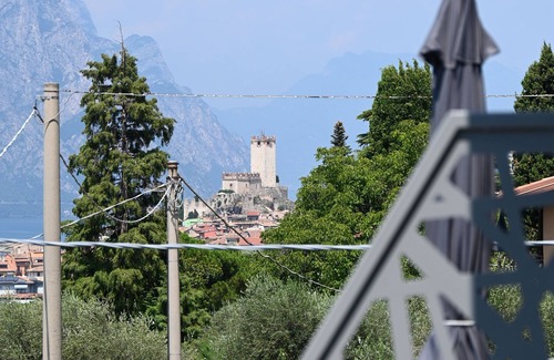 Malcesine Apartamento | CASA TONELLI YELLOW APARTMENT SECOND FLOOR MALCESINE LAKE GARDA