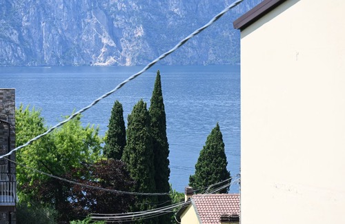 Malcesine Apartamento | CASA TONELLI YELLOW APARTMENT SECOND FLOOR MALCESINE LAKE GARDA
