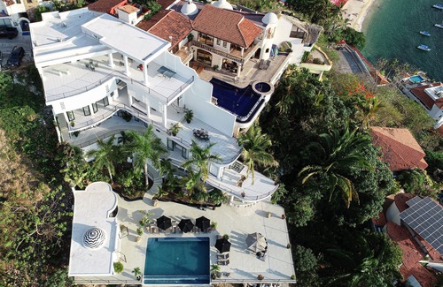 South Shore Hotel Area Villa | Vacaciones como una estrella de rock en Villa Casa Valerie, Puerto Vallarta, Mx. Capacidad para 18 personas.