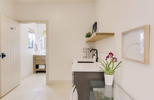 Upper East Apartamento | Casa Valerio Unit 6A-Boutique Suite in Downtown Santa Barbara
