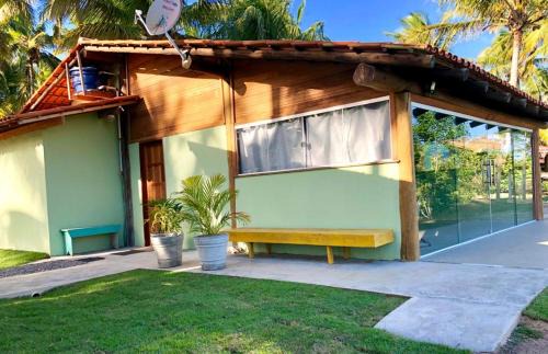 Caravelas Casa | Casa Verde, beira da água com 2 suítes - Mar Doce!