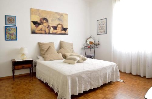 Imperia Casa | casa vista mare con wifi, AC nelle 4 camere da letto e parcheggio privato