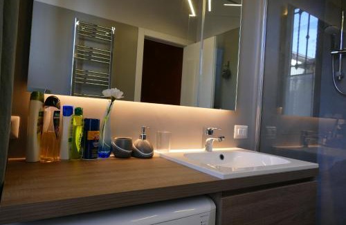 Meda Apartamento | Casa25- Convenient location to Miland Centre & Como Lake!