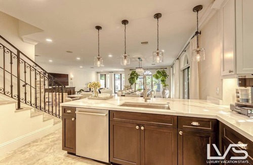 Downtown Fort Lauderdale Casa | CasaBella- LasOlas, Ride2Bch, HotTub, ChefKitchen