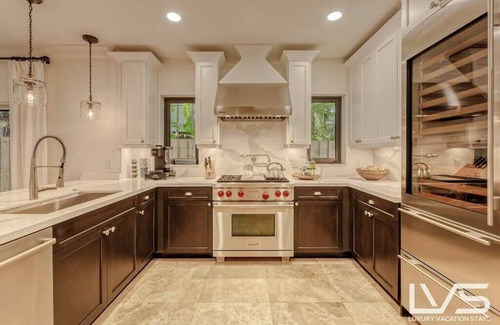 Downtown Fort Lauderdale Casa | CasaBella- LasOlas, Ride2Bch, HotTub, ChefKitchen