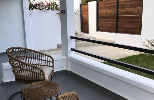 Pedernales Apartamento | NUEVO apartamento de 2 dormitorios de la casa de huéspedes, WiFi, Netflix y Hulu gratuitos, A / C, aparcamiento