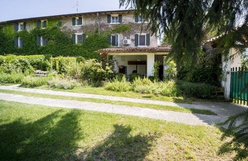 Volta Mantovana Casa | Casale di Charme is in the open countryside on Lake Garda