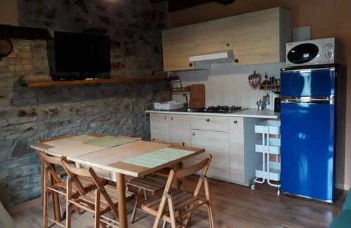 Bassano Sotto Casa | HABITACIONES CON COCINA EN UNA HERMOSA CASA DE CAMPO EN LA RELAJACIÓN DE LAS COLINAS DE PIACENZA