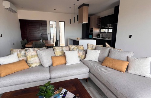 La Ventana Casa | Casita by the Sea Pool, Modern, private rooftop, king beds 2 minute to beach!