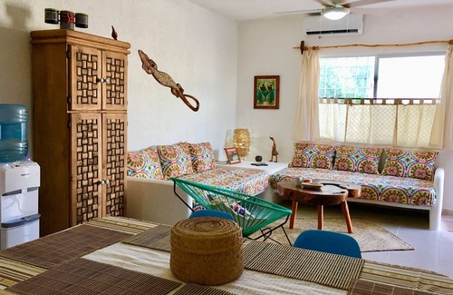 Majahual Casa | Casita Colibri, una casa ecológica con un ambiente vacacional y las comodidades del hogar.