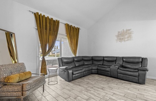 Palmdale Casa | Casita Oasis near major highways, spa, newly remodeled.