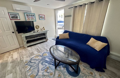 Old Southeast Apartamento | Casita steps from beautiful Tampa bay, relaxing pool, kayaks, bikes, beach gear