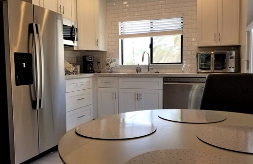 Cactus Glen Casa | Casita con entrada privada y patio con locales y estacionamiento en la calle.