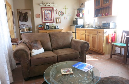 Saddle Ridge West Casa | Casita con paredes de Santa Fe y puertas de privacidad