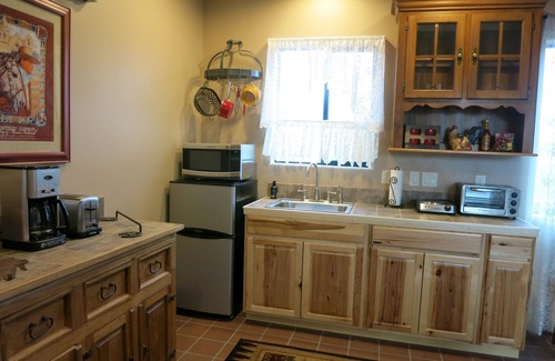 Saddle Ridge West Casa | Casita con paredes de Santa Fe y puertas de privacidad