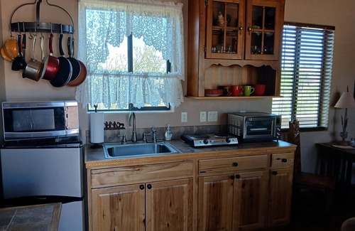 Saddle Ridge West Casa | Casita con paredes de Santa Fe y puertas de privacidad