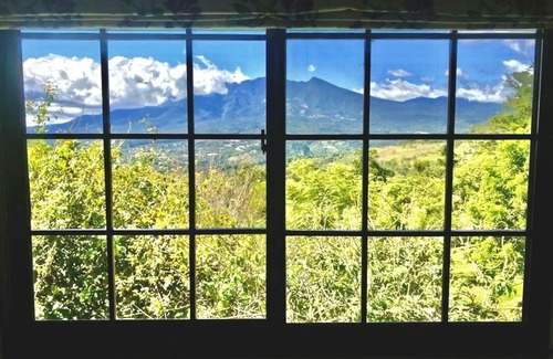 Jaramillo Cabaña | Casita acogedora con una vista impresionante del Volcán Barú, ubicada en exuberantes jardines tropicales