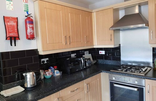 Grimsby Casa | Caspian House (4 Bedrooms) - Serviced Accommodation