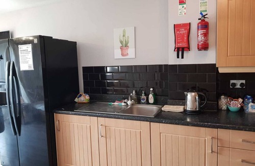 Grimsby Casa | Caspian House (4 Bedrooms) - Serviced Accommodation