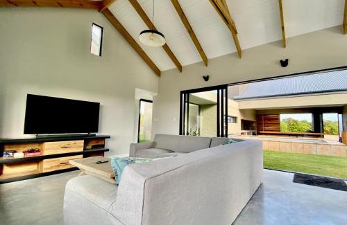 Gansbaai Villa | Cast Away at Romansbaai - Salted Fynbos Staying