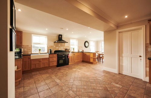 Banc-y-felin Cabaña | Castell Y Waun , Traditional Farmhouse With Hot Tub