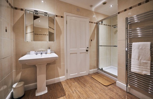Banc-y-felin Cabaña | Castell Y Waun , Traditional Farmhouse With Hot Tub