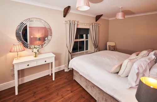 Banc-y-felin Cabaña | Castell Y Waun , Traditional Farmhouse With Hot Tub