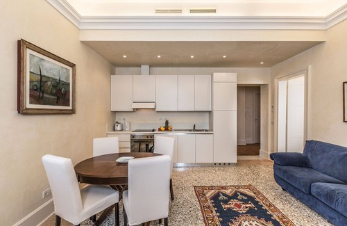 Castello Apartamento | Castello 2 Bedroom Apartment with Amazing Canal View