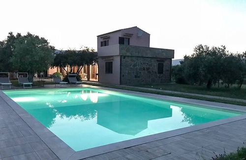 Castiadas Villa | Castiadas, típica villa privada sarda con piscina y jardín.