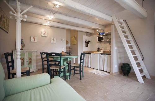 Torre de' Passeri Apartamento | "Castle" apartment with one double room and two single beds