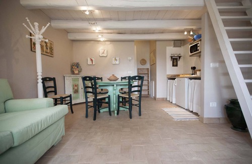 Torre de' Passeri Apartamento | "Castle" apartment with one double room and two single beds
