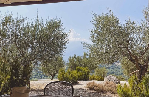 Torre de' Passeri Apartamento | "Castle" apartment with one double room and two single beds