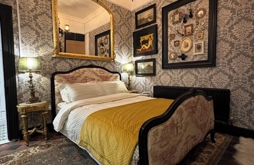 Phibsborough Cabina | Castle Room @ The Royal Lodge Dublin