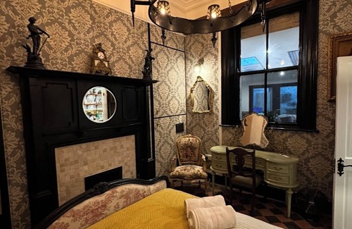 Phibsborough Cabina | Castle Room @ The Royal Lodge Dublin