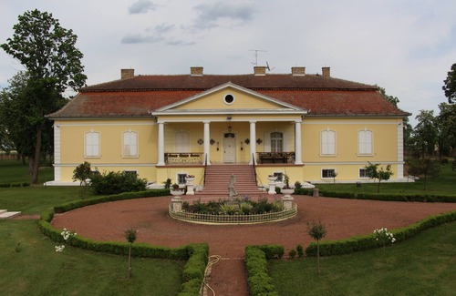 Becej Casa | Castle Schulhoff es un antiguo castillo increíble con un toque moderno.