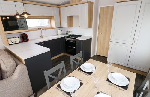 Pendine Cabaña | CASTLEVIEW 22, pet friendly, character holiday cottage in Pendine