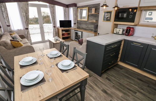 Pendine Cabaña | CASTLEVIEW 22, pet friendly, character holiday cottage in Pendine