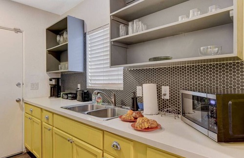 Downtown Las Vegas Casa | Casual #C 2queen Kids ok 1Story by Fremont St Pets pay more