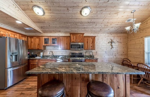 Alto Cabina | Casual Comforts with hot tub and Pet Friendly!