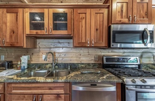 Alto Cabina | Casual Comforts with hot tub and Pet Friendly!