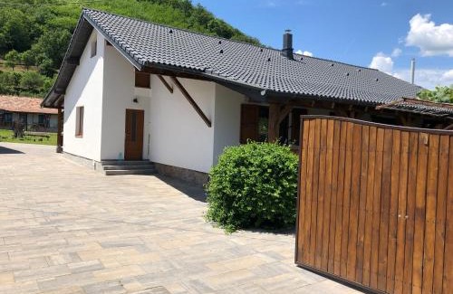 Metes Casa | Casuta de sub deal