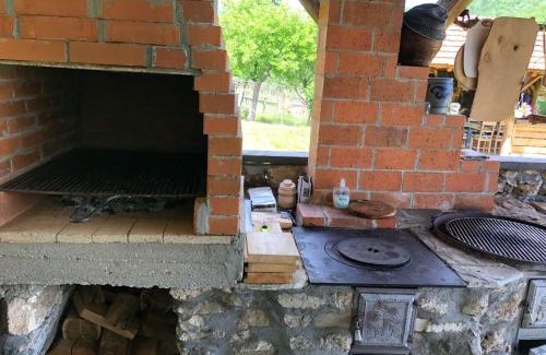 Metes Casa | Casuta de sub deal