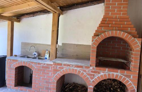 Metes Casa | Casuta de sub deal