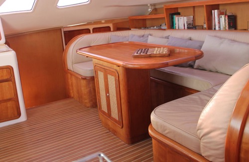 Adamas Alquiler De Eote | Alquiler de catamarán de vela con patrón y azafata.