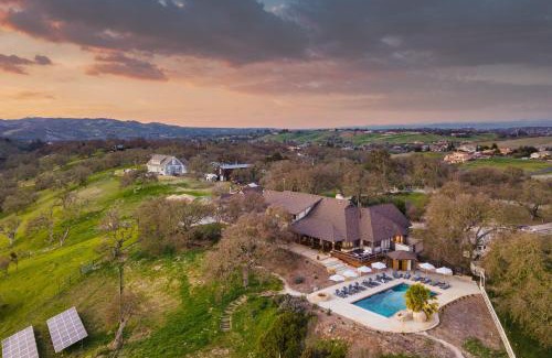 Templeton Casa | Cathedral by AvantStay Charming Secluded Estate w Sauna Pool Table Views of the Rolling Hills