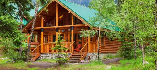 Field Cabina | Cathedral Mountain Lodge