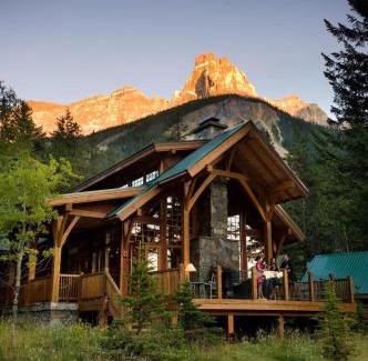 Field Cabina | Cathedral Mountain Lodge