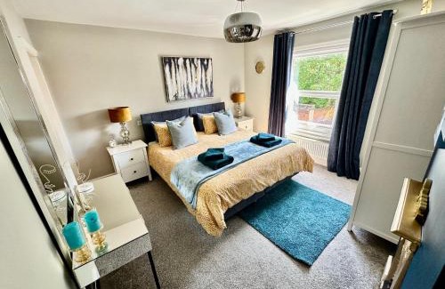 Lincoln Casa | Cathedral Quarter House with free Secure Driveway Parking for 2 Cars