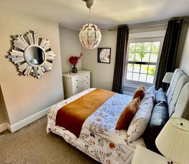 Lincoln Casa | Cathedral Quarter House with free Secure Driveway Parking for 2 Cars